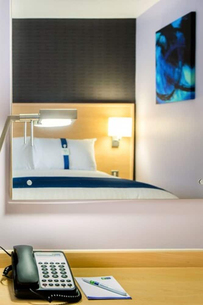 Holiday Inn Express Manchester Airport 74/74