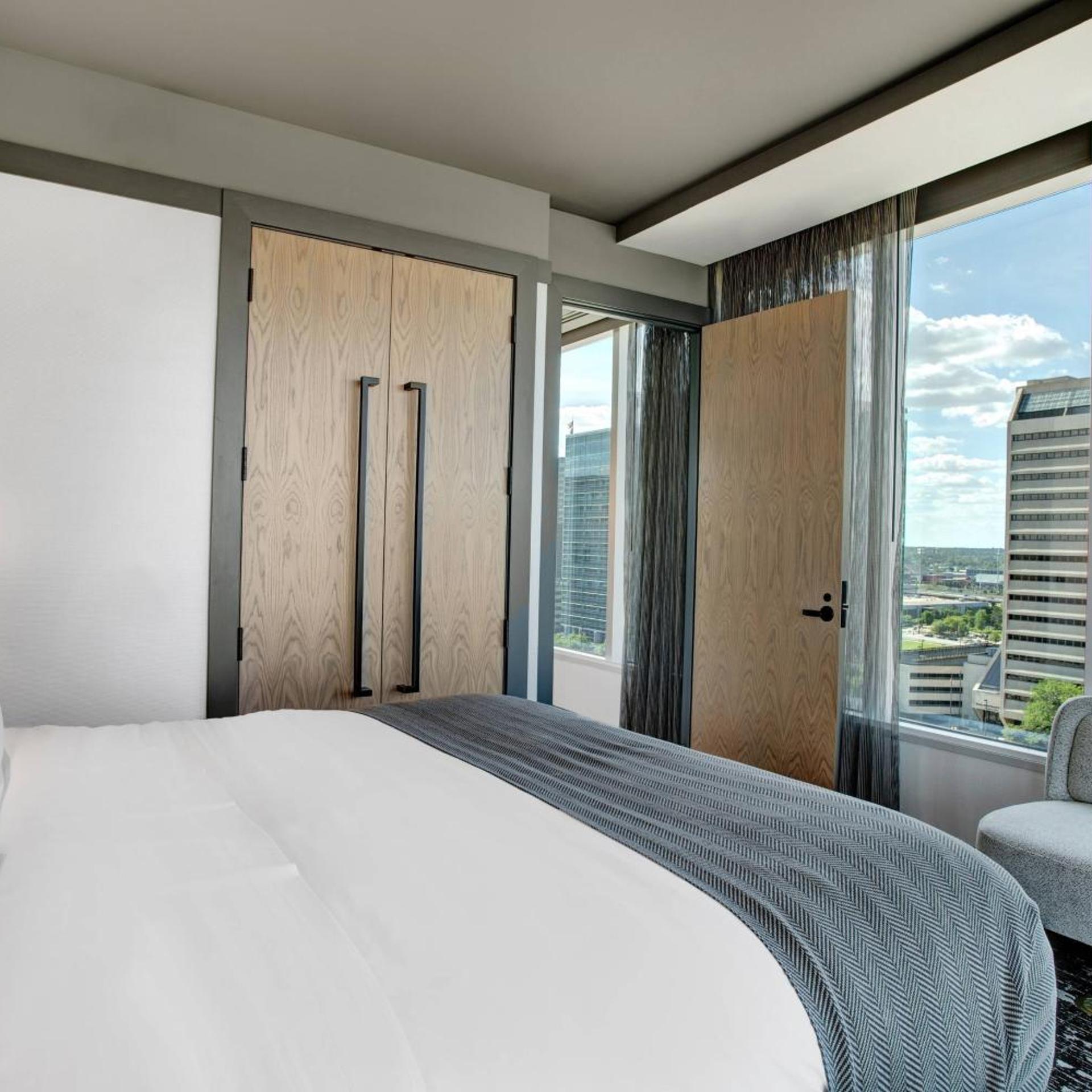 Suite, King Bed, City View, Corner