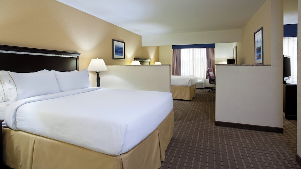 Suite, 2 Queen Beds, Living Area