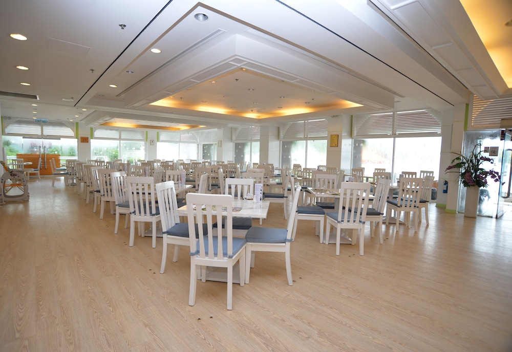 Silvermine Beach Resort 50/68