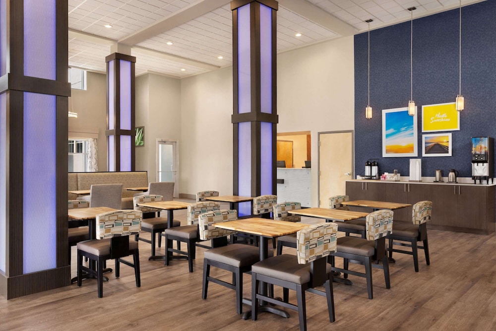 Days Inn & Suites by Wyndham Bowling Green 36/46