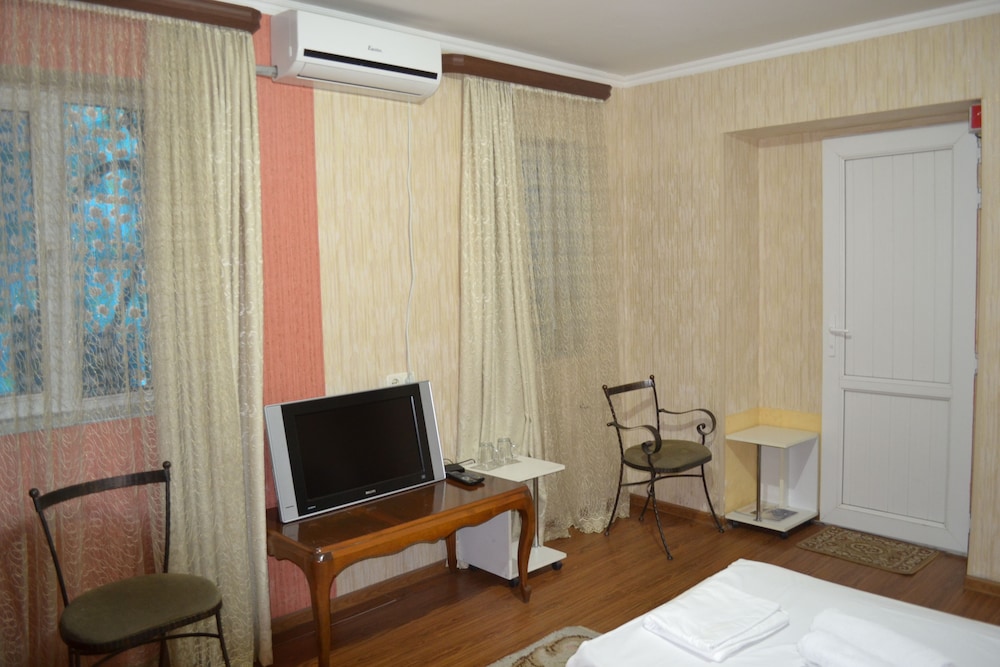 ISAKA HOTEL 67/74