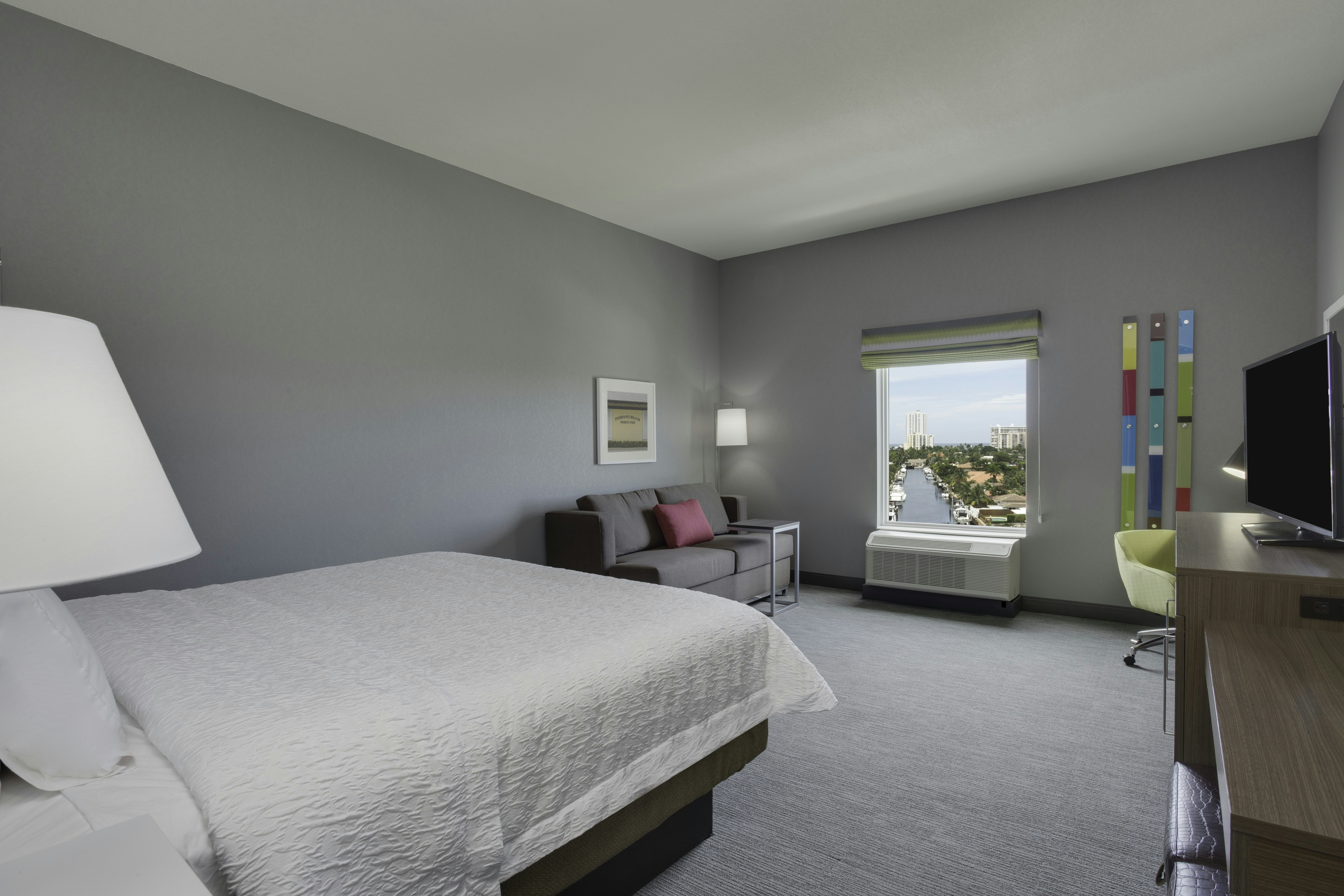 غرفة بسرير كينج مع أريكة، Hampton Inn Ft Lauderdale Pompano Beach 3/4