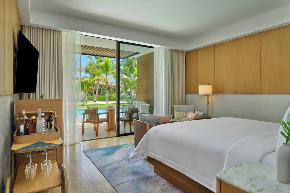 Room, King Bed, Pool Access