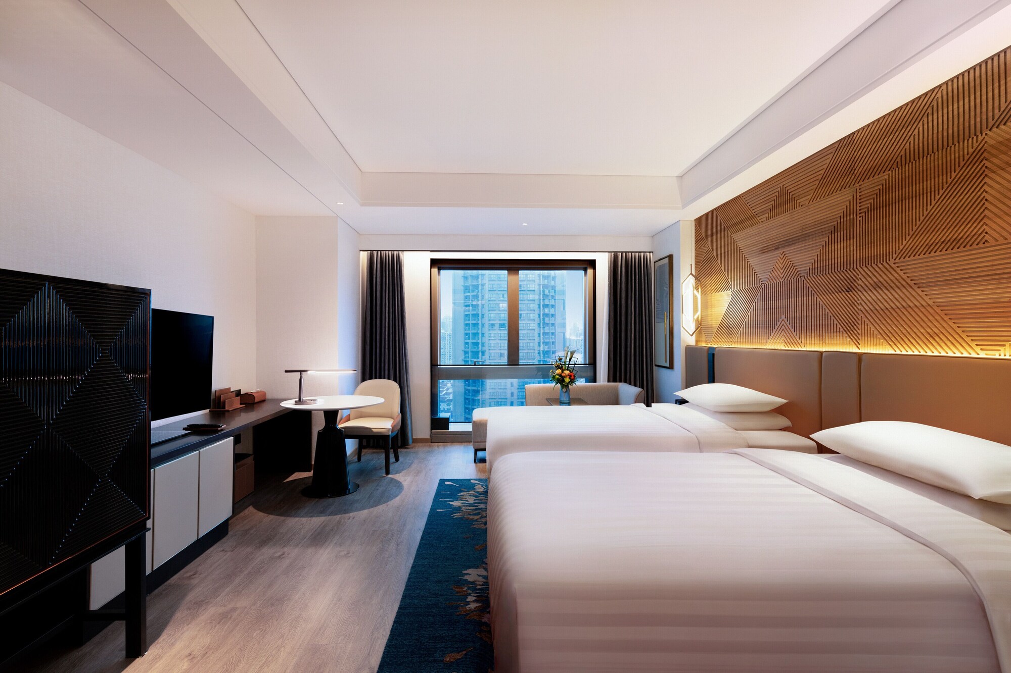 DELUXE, KING BED