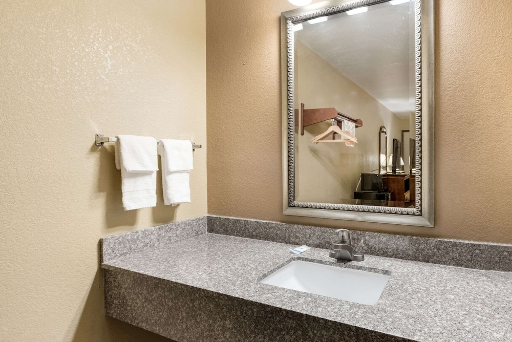 غرفة قياسية بسريرين مزدوجين للمدخنين، Rodeway Inn Columbus West 5/6