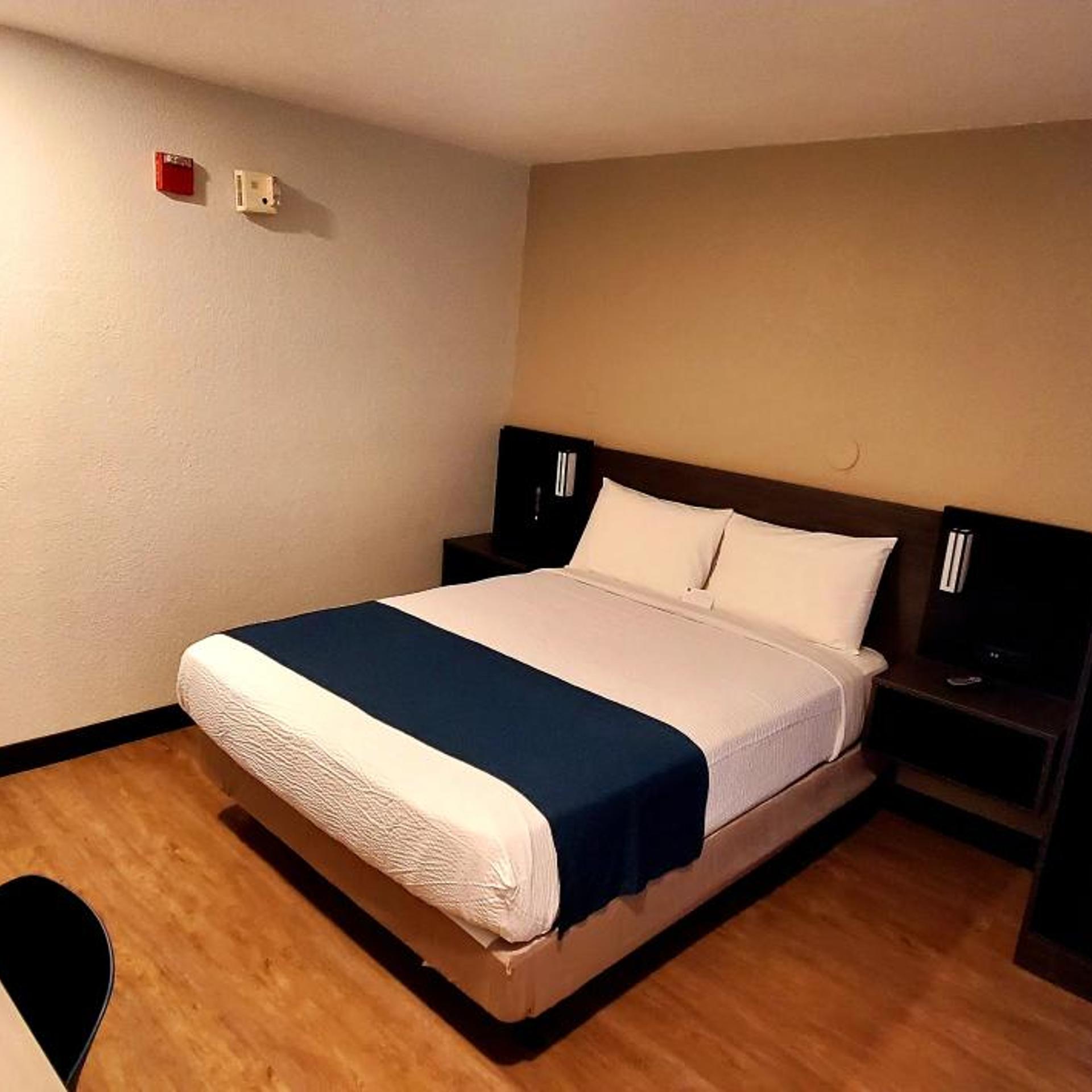 1 Queen Bed - ADA/RI Shower