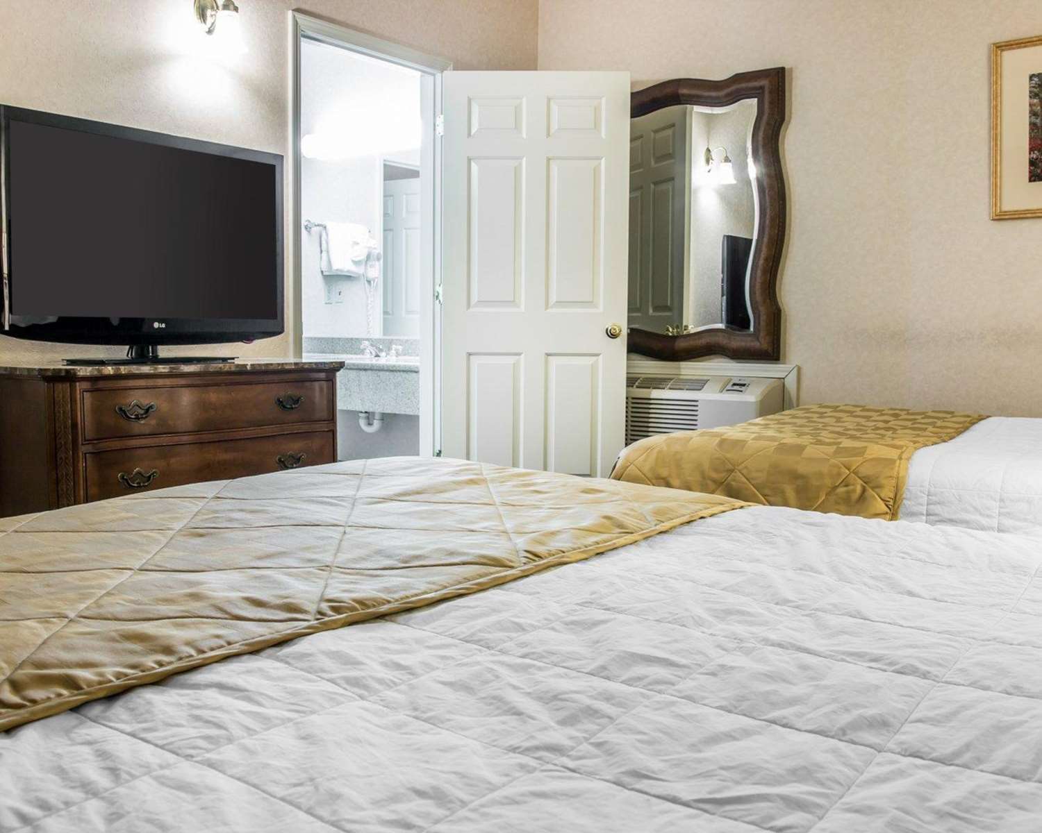 Leisure, Suite, 1 King and 2 Queen Beds، Clarion Hotel Mackinaw City Beachfront 3/3