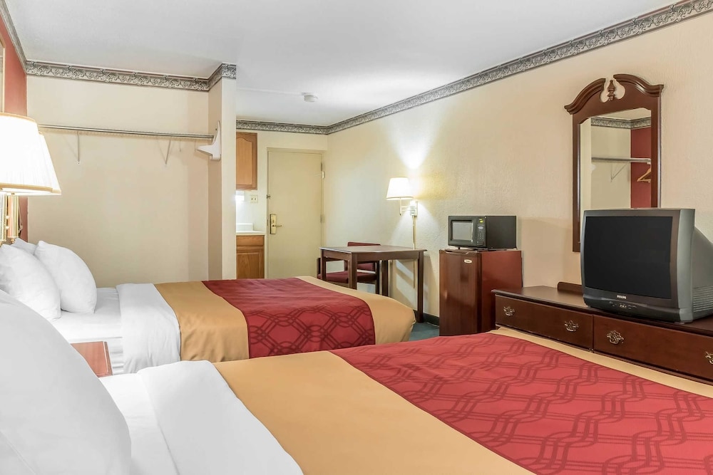 Econo Lodge Airport Reading PA 14/37