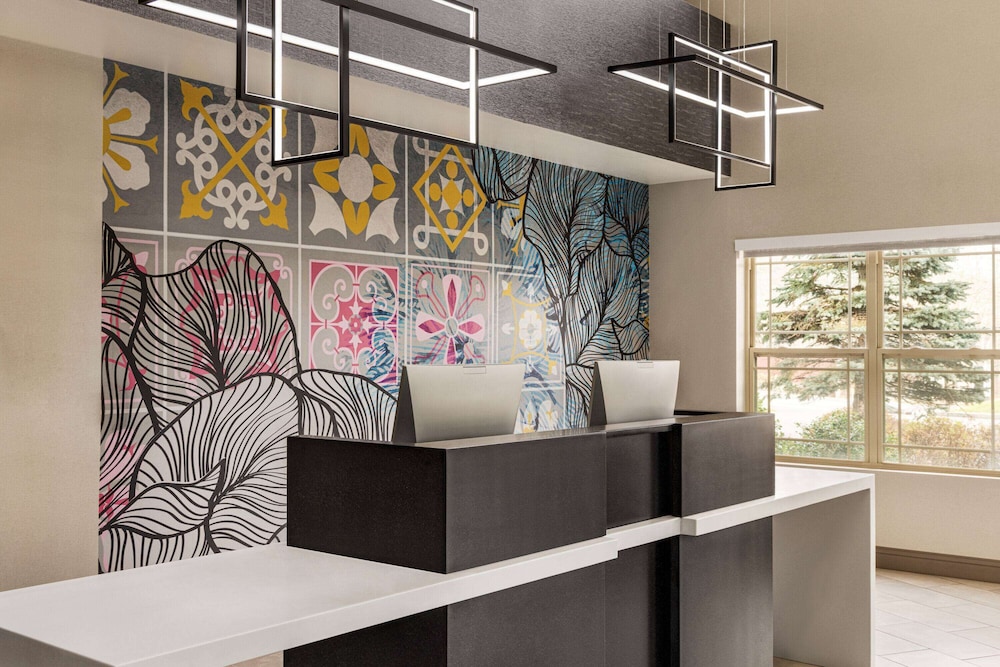 La Quinta Inn and Suites by Wyndham Lake George 28/50