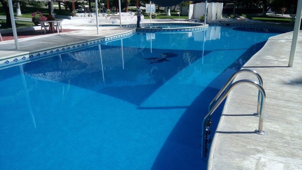 Hotel &amp; Club Campestre Altos Paraiso 15/50