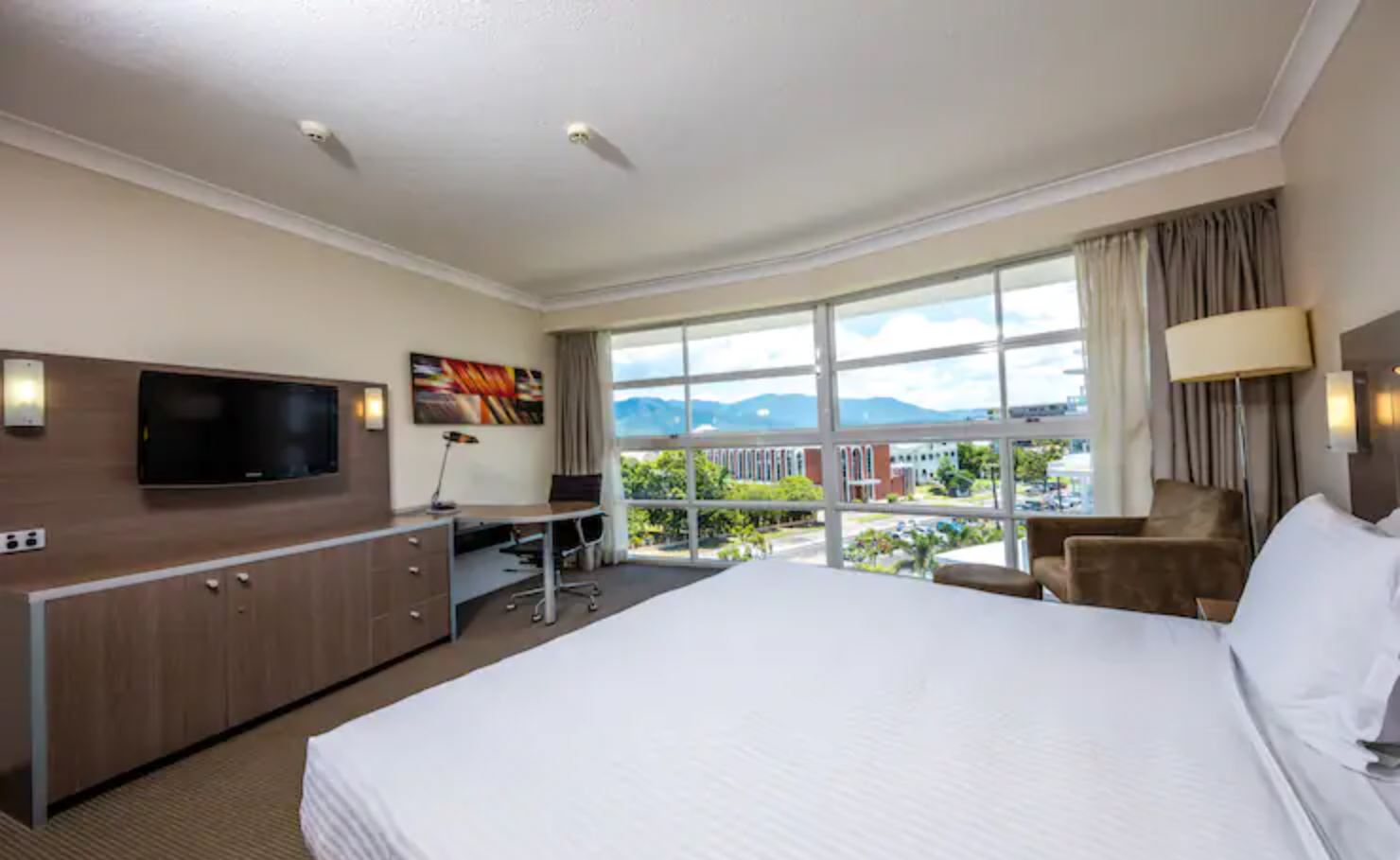 DELUXE, KING BED, CITY AND MOUNTAIN VIEW