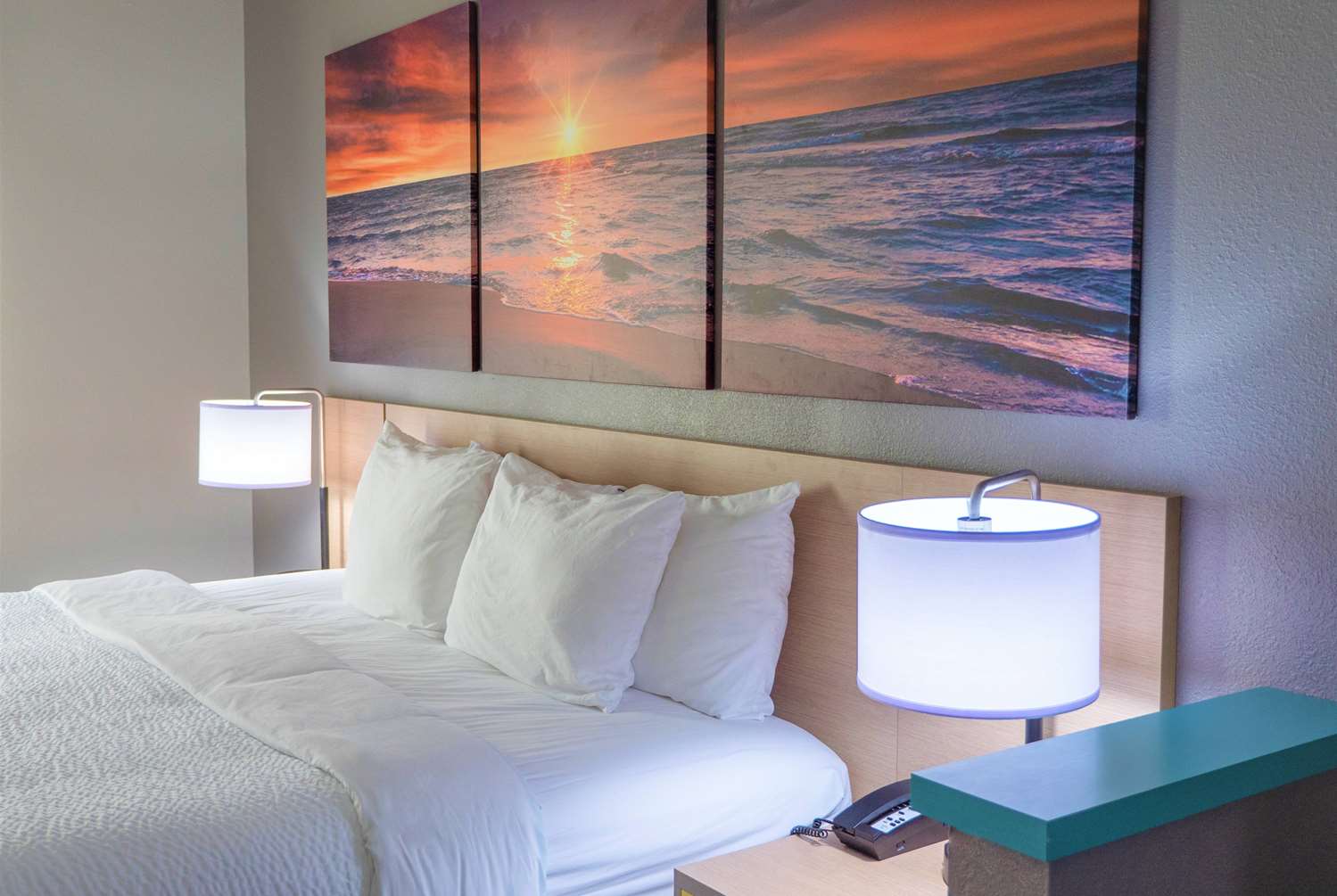 Days Inn & Suites by Wyndham Savannah North I-95 22/41