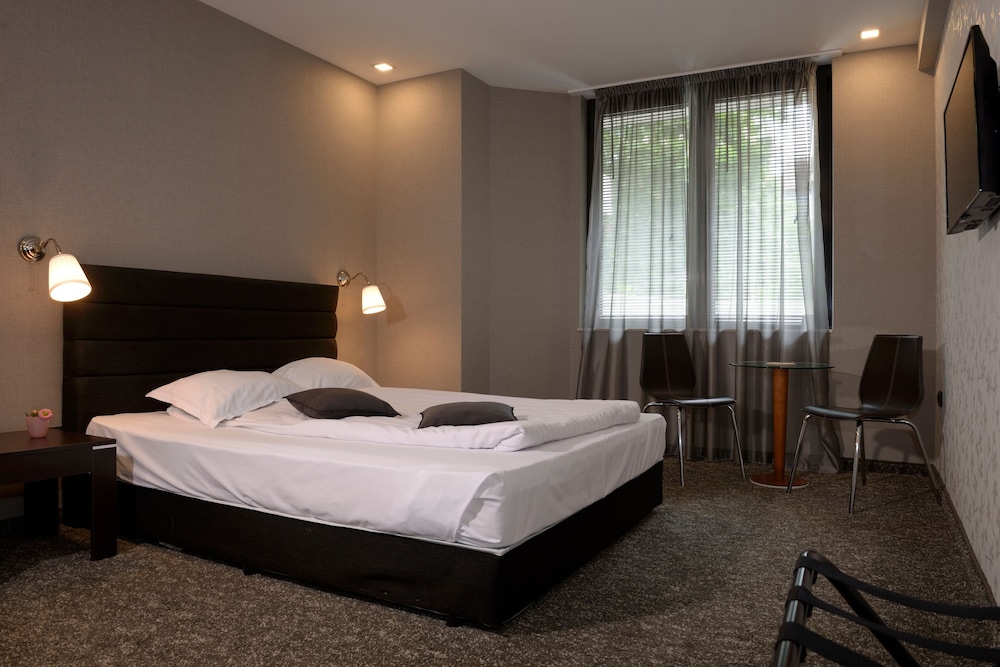 St. George Hotel 10/50