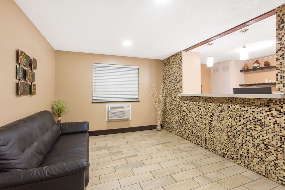 Super 8 by Wyndham Columbus Airport 3/16