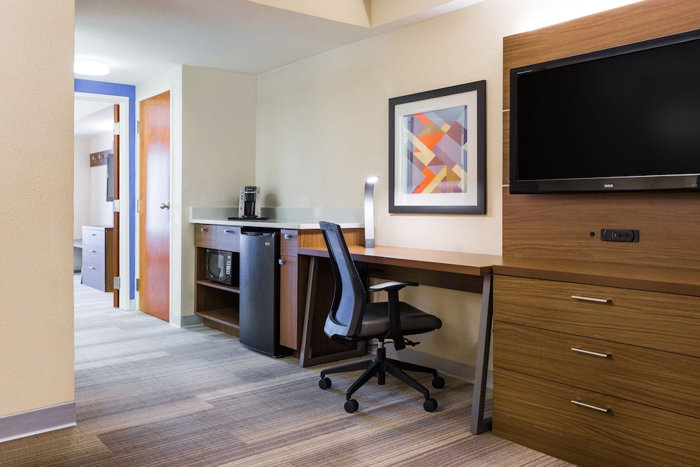 Holiday Inn Express Petersburg 56/70