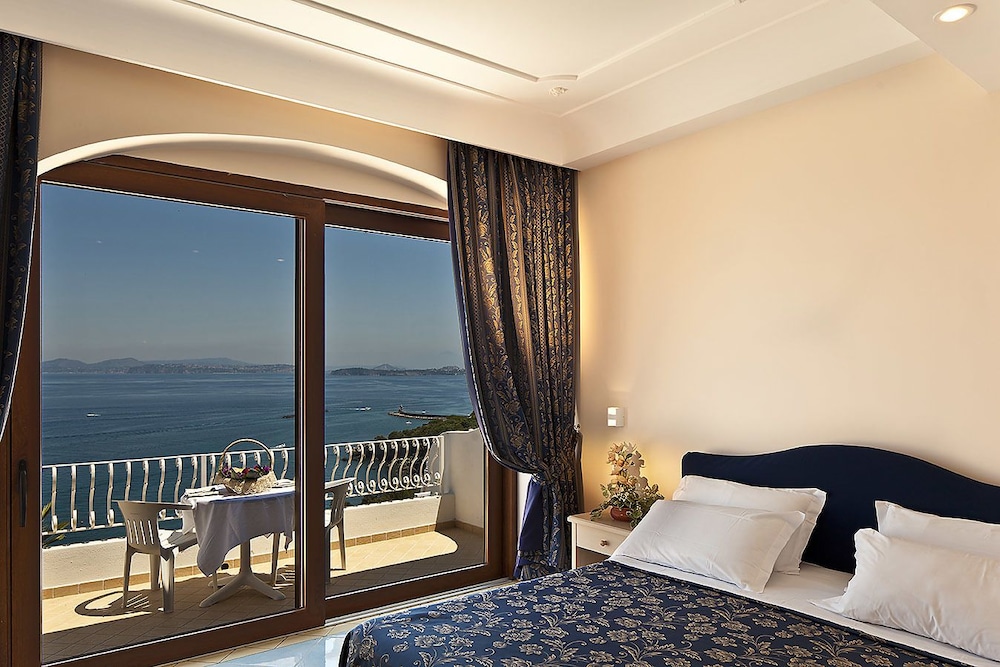 DELUXE, DOUBLE BED, SEA VIEW