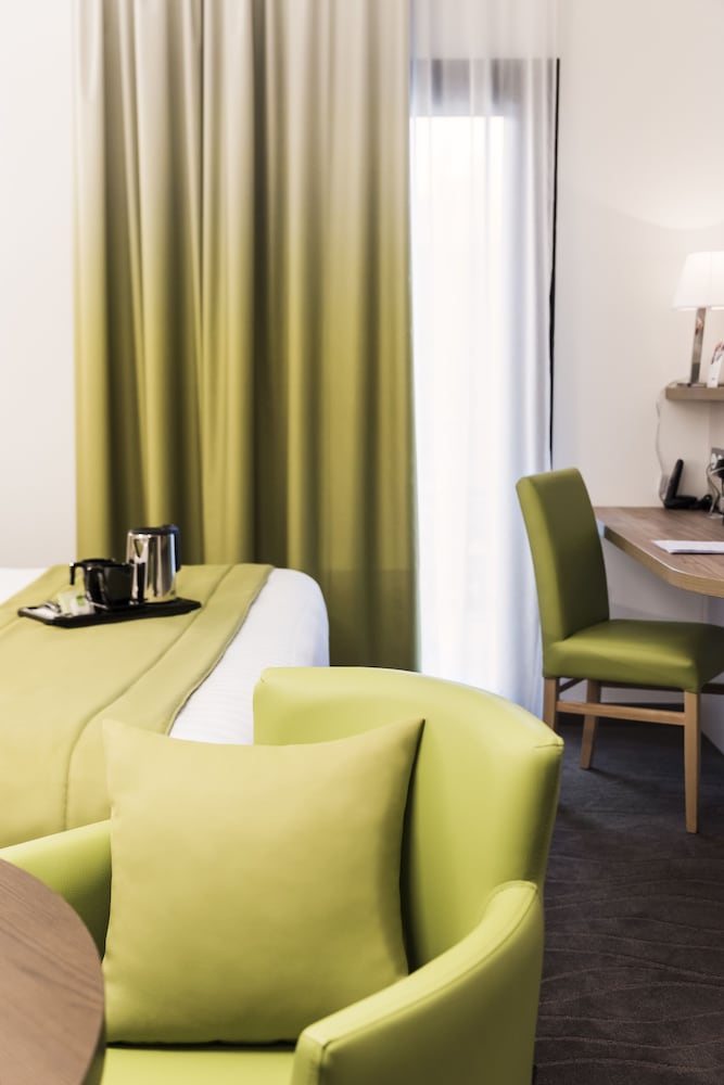 Brit Hotel Figeac 35/52