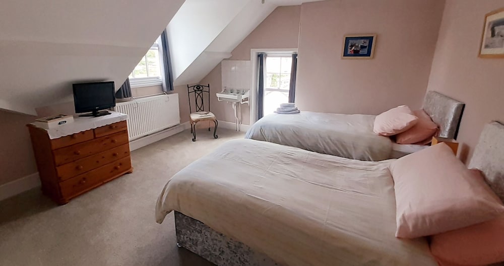 Room, Twin Beds, Shared Bathroom