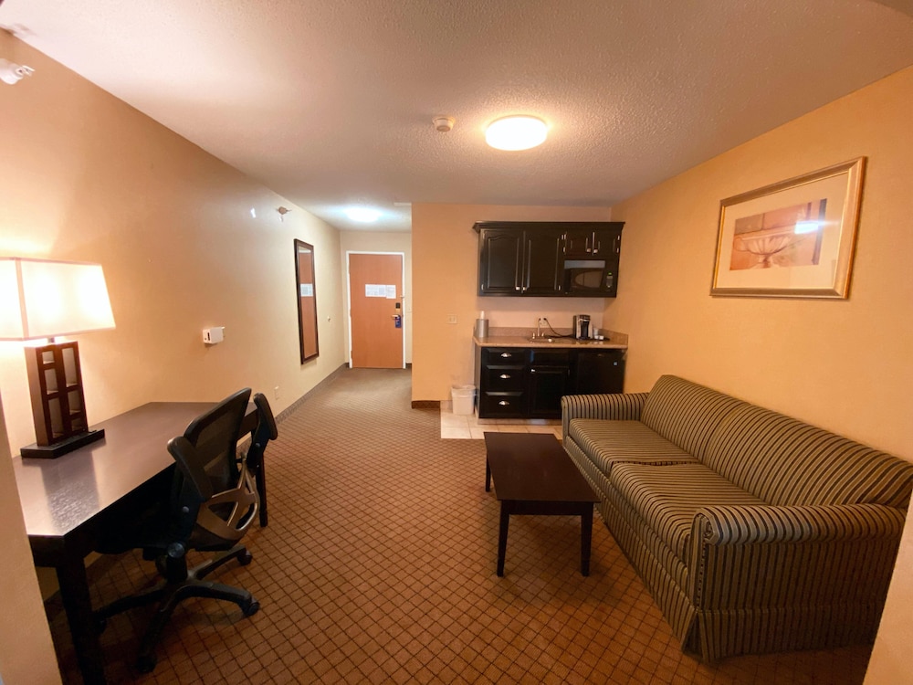Holiday Inn Express Hotel Suites Plymouth 60/82