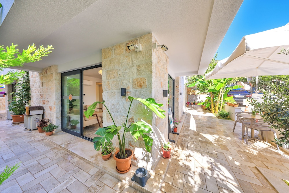 Sole Suites 2/49