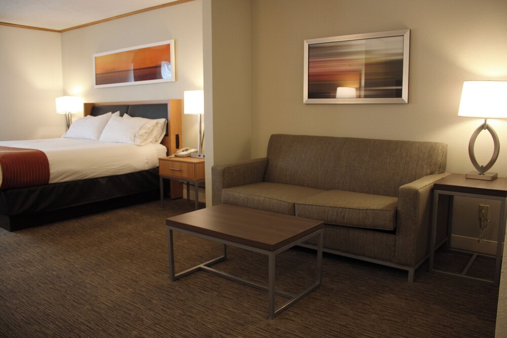 Holiday Inn Express Munising-Lakeview 30/68