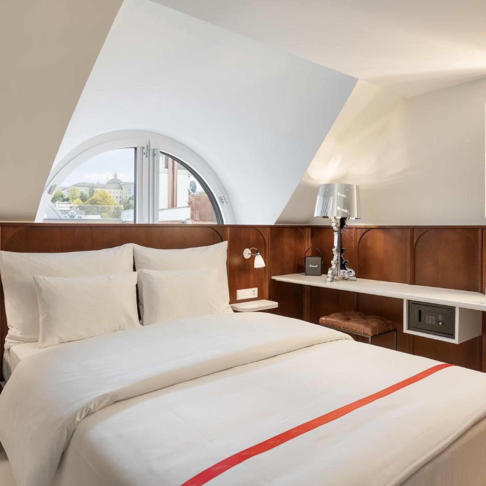 Nest, King Bed