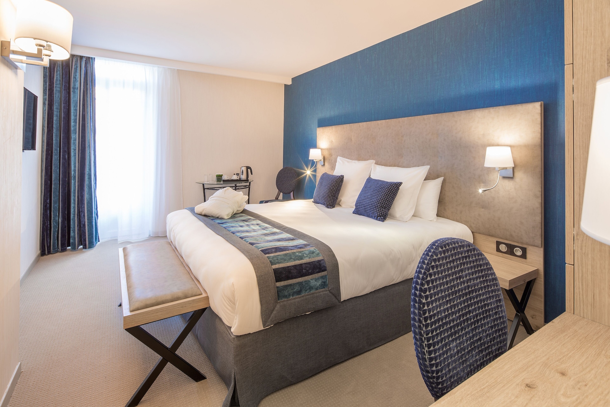 SUPERIOR, QUEEN BED