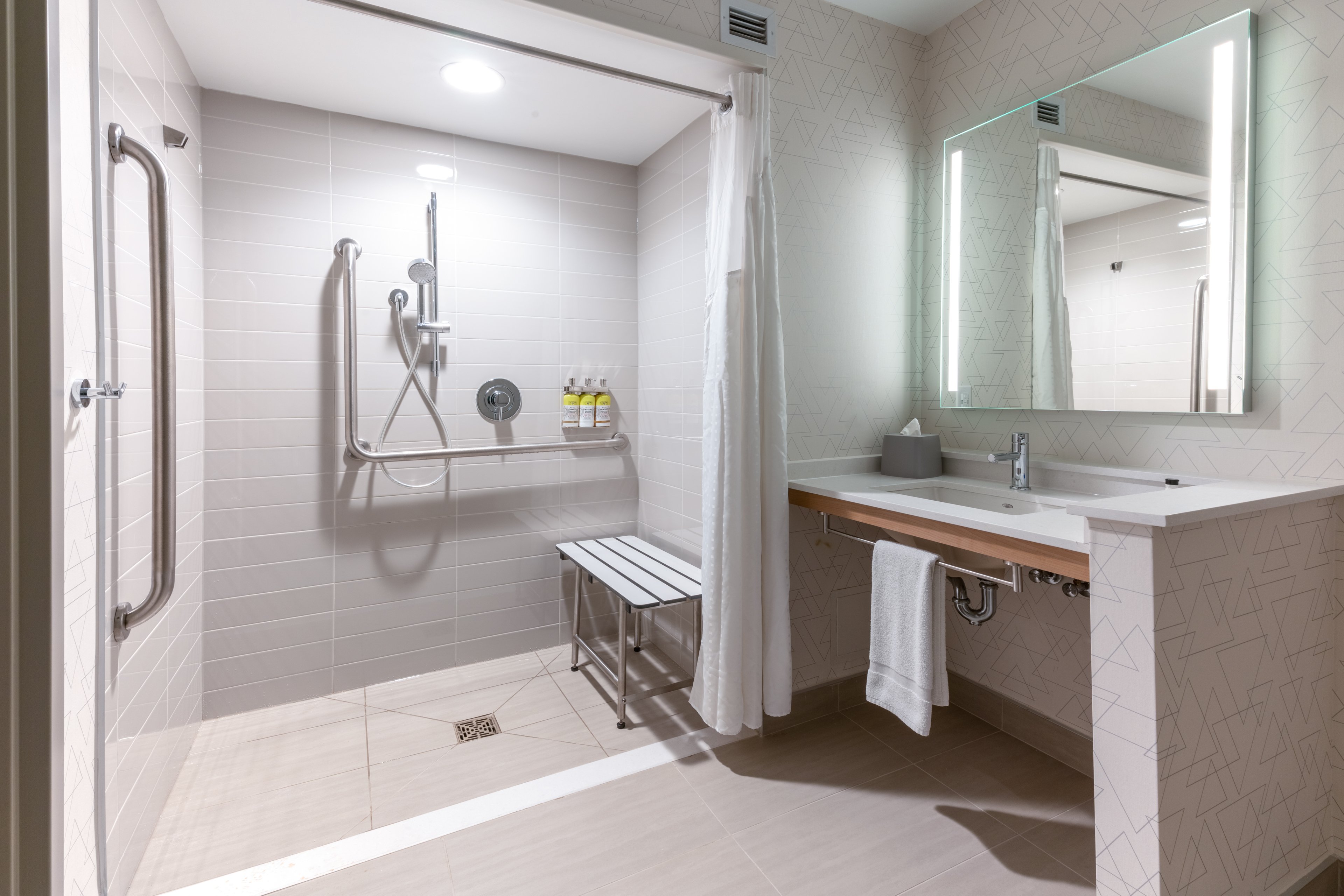 Holiday Inn Express Suites Vaughan 78/78