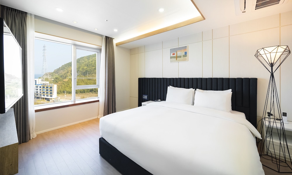 Presidential, Land, Suite, Double Bed, Partial Ocean View, Pool Access