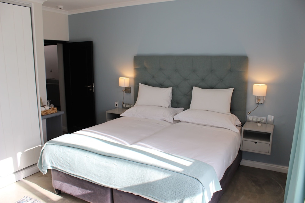 Whale Rock Luxury Lodge 24/65