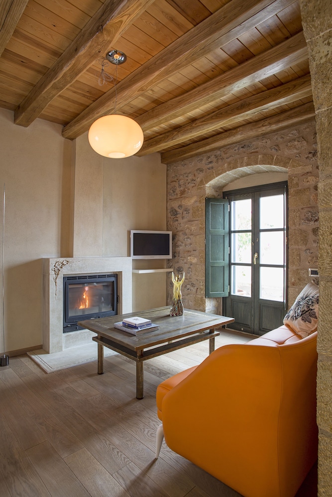 Moni Emvasis Luxury Suites 40/70