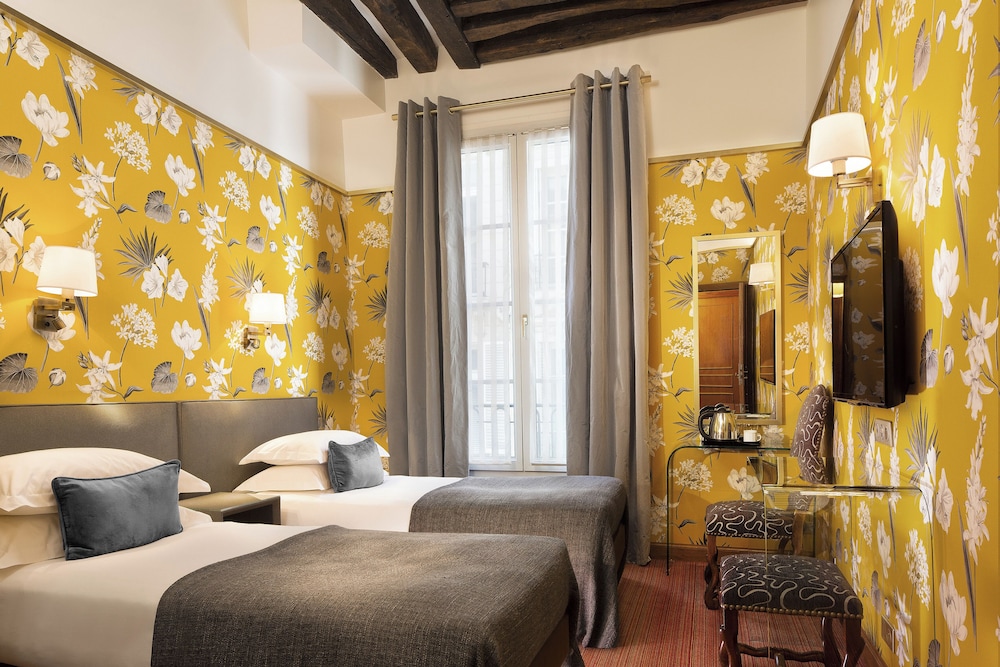 2 Bedrooms, Family Suite, 1 Queen and 3 Single Beds, 2 Bathrooms
