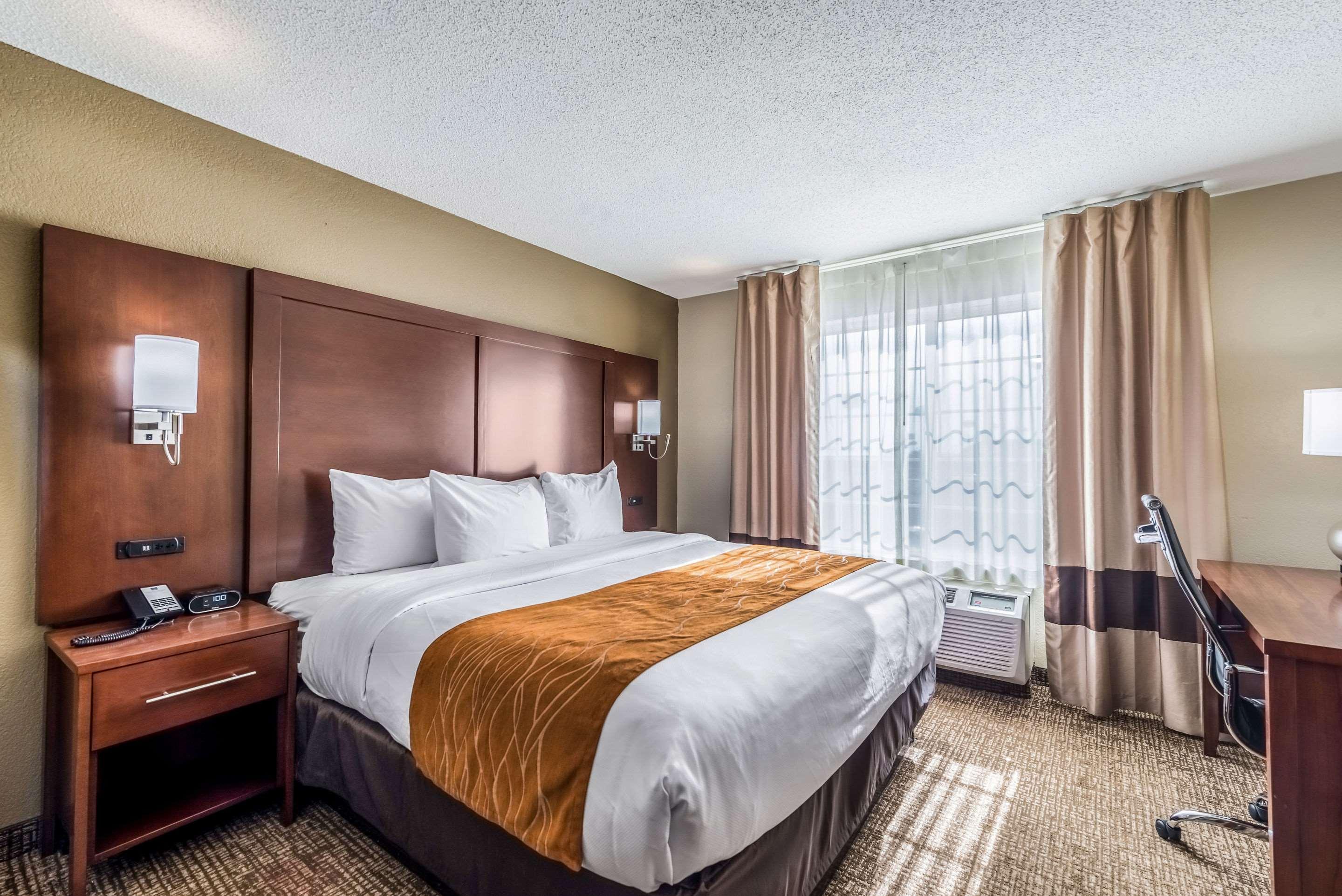 ROOM, KING BED