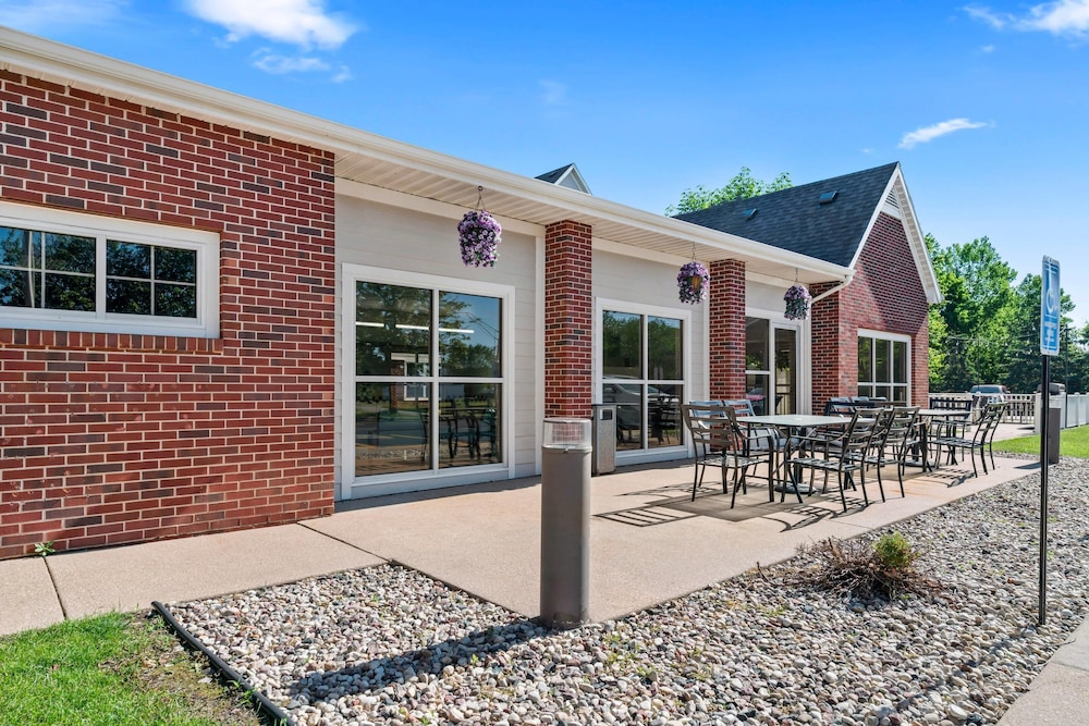MainStay Suites Appleton Airport - Fox River Mall Area 43/46