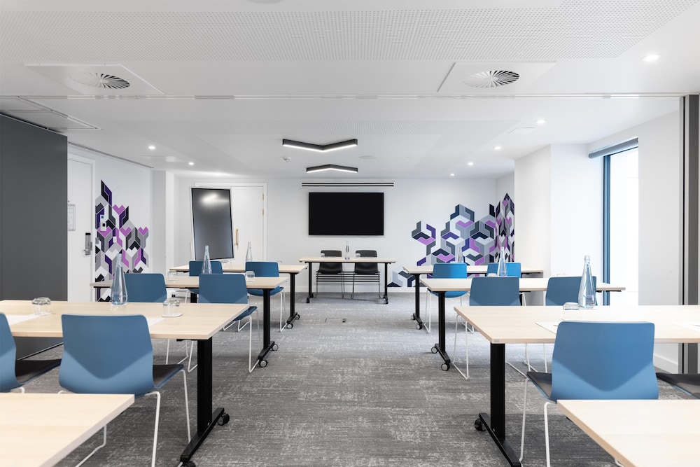YOTEL Edinburgh, Select by Hilton 68/72