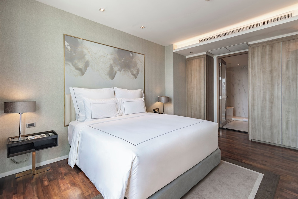 JUNIOR SUITE, KING BED, BALCONY