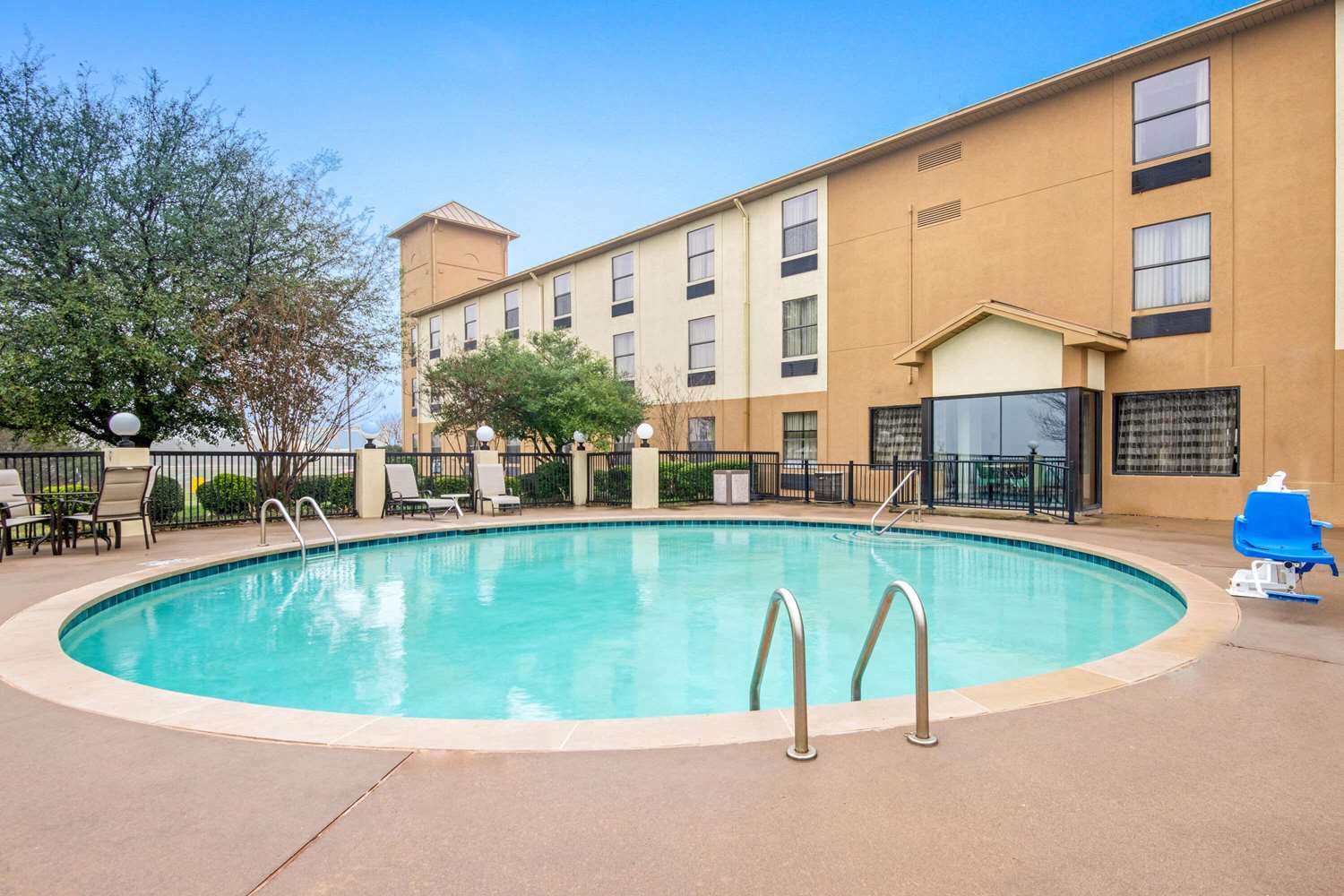 La Quinta Inn & Suites by Wyndham Denison - N. Lake Texoma 5/35