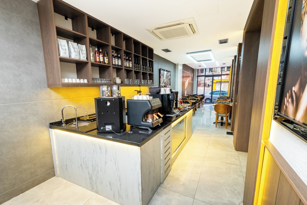 Luxury Life Suites 10/50