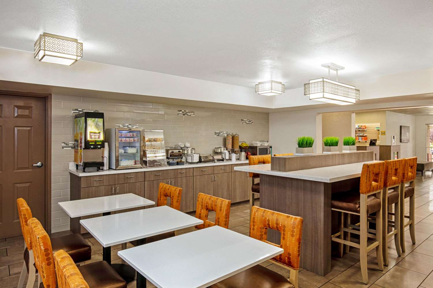 La Quinta Inn & Suites by Wyndham Las Vegas Red Rock 37/42