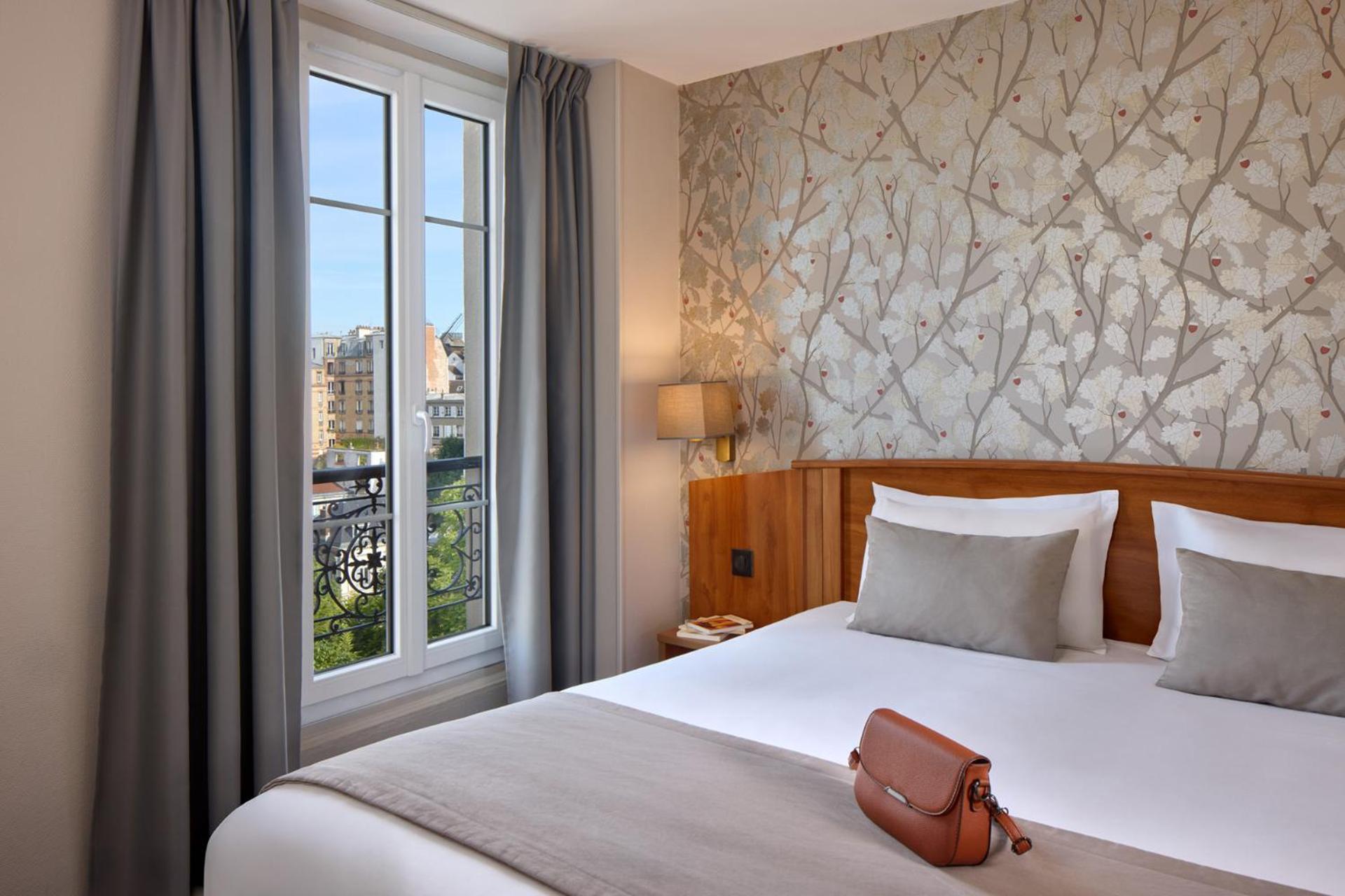 Superior, Queen Bed, City View