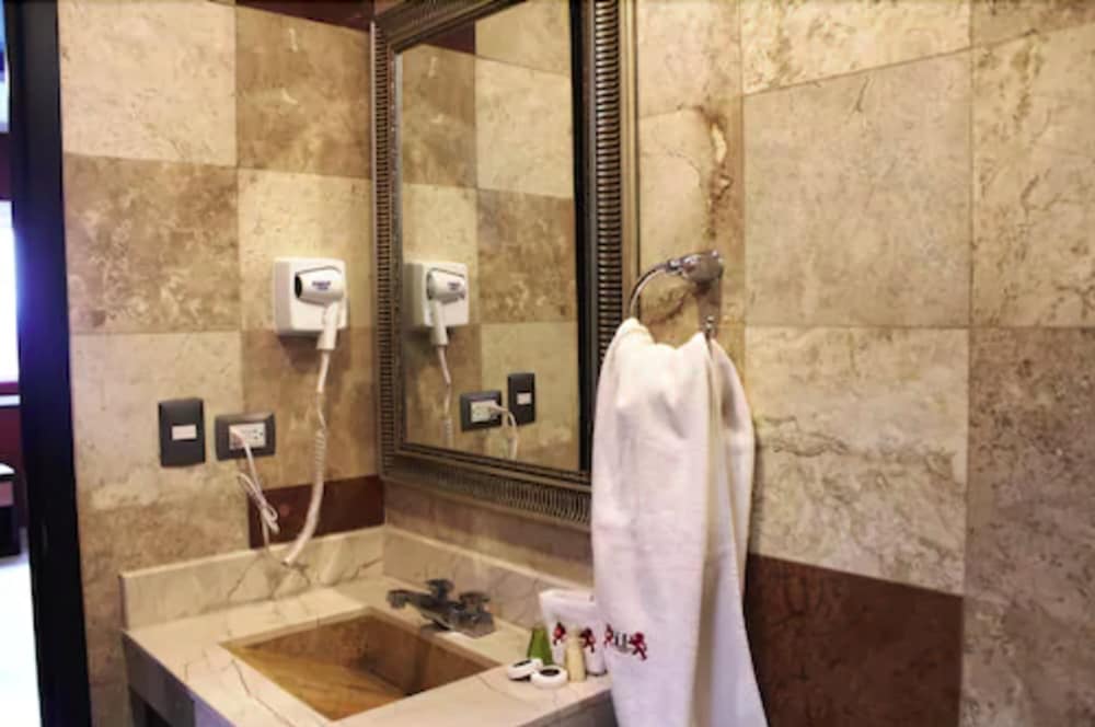 Hotel Leones 10/37