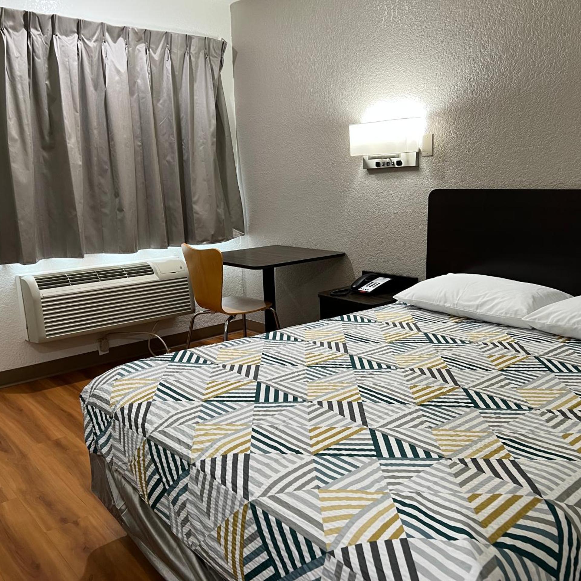 1 Full Bed - ADA/RI Shower/Micfridge, NS، Motel6 Longview, TX 4/10
