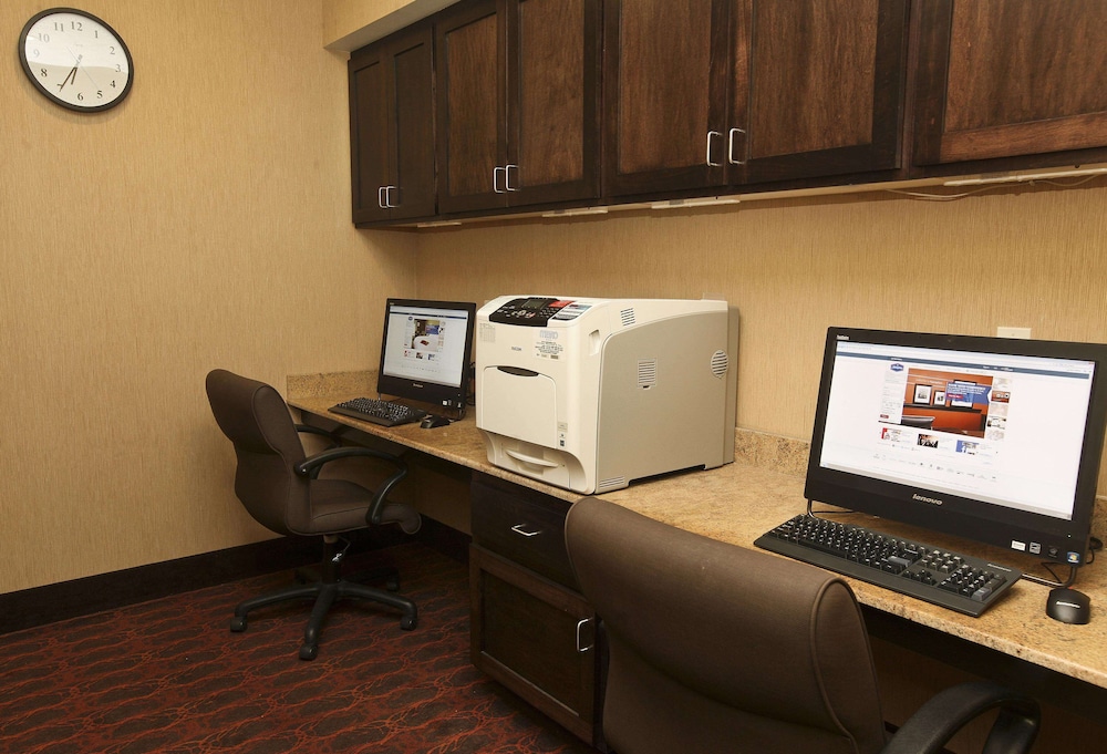 Hampton Inn Suites Fargo Medical Center 28/36