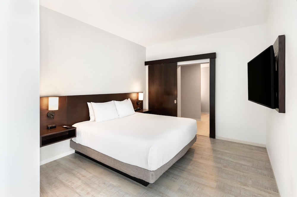 Suite, King Bed