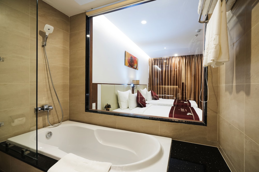 Le More Hotel 50/50