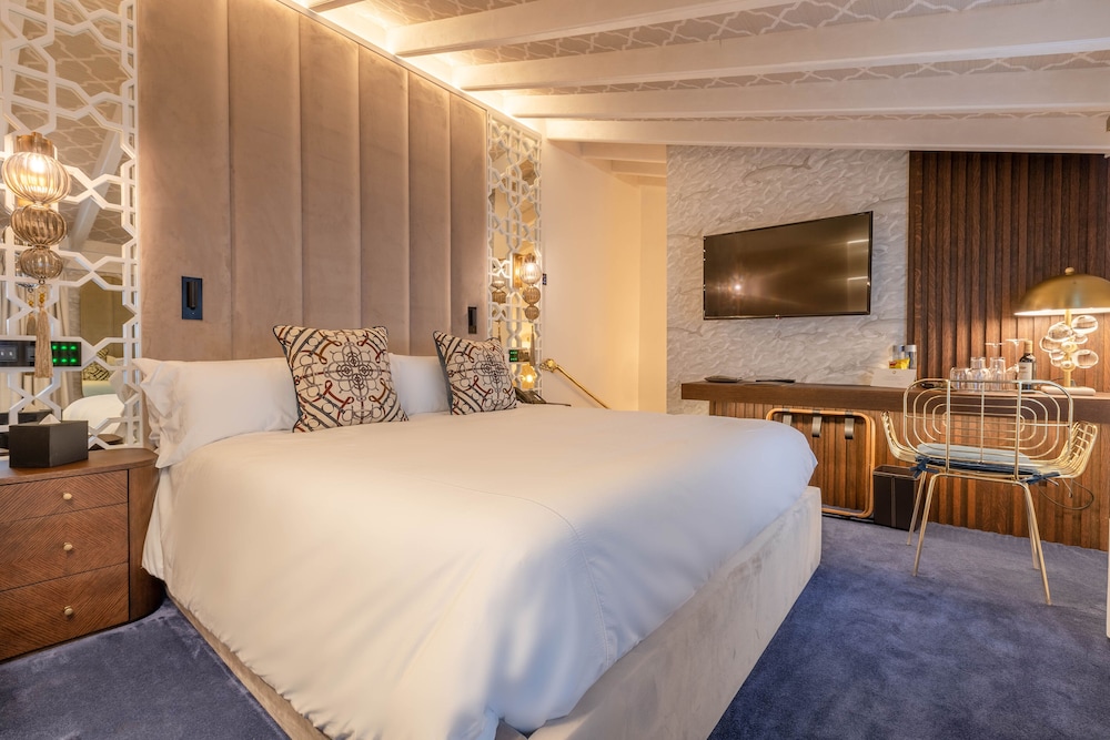 SUPERIOR, KING BED