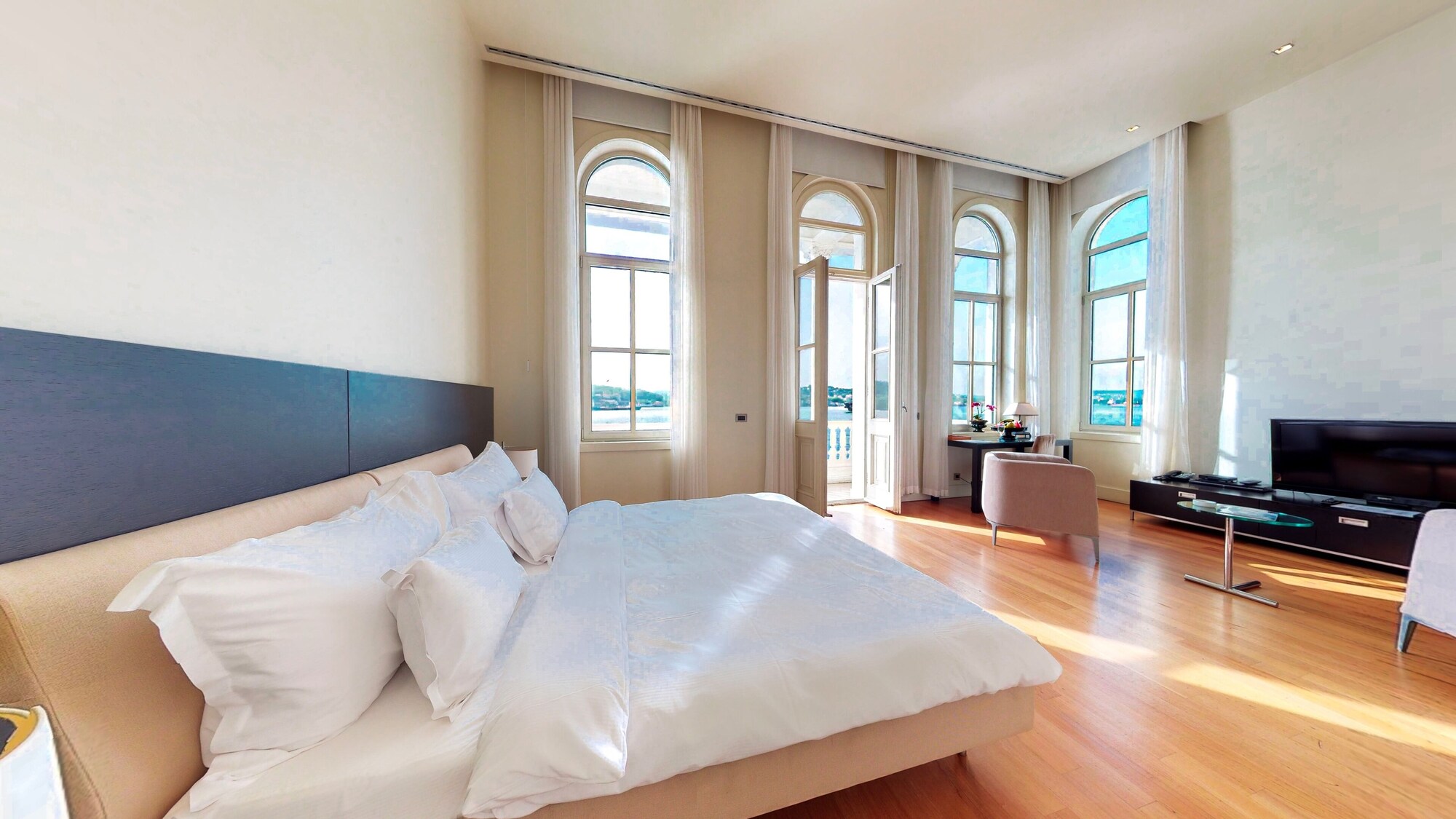 PRESIDENTIAL, SUITE