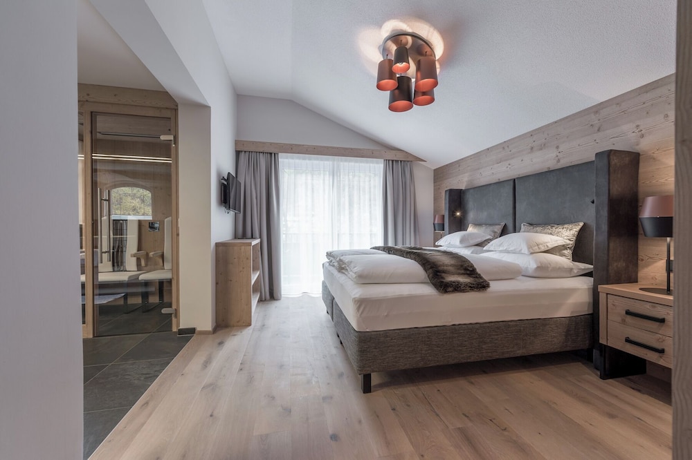 3 Bedrooms, Premium, Suite, 3 Queen Beds, Mountain View, Sofa, Sauna