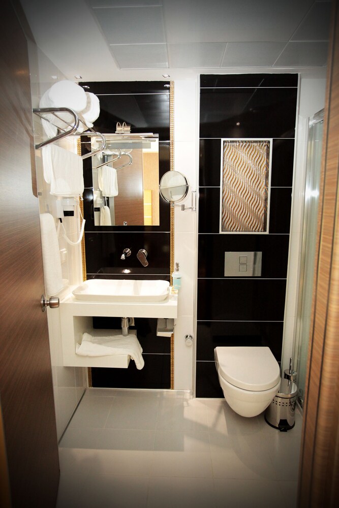 Edis Premier Hotel 35/37